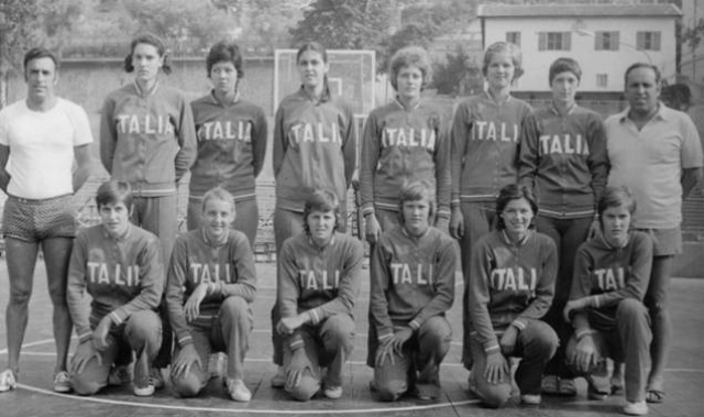 San Remo: Campionati Europei Juniores 1973, Italia terza classificata. Si riconoscono Benvenuti (all.),Timoati, Cattellani, Stanzani, Fiorio (Standa), Teoldi, Biggi, Pagnini (vice all.), Bozzi (Standa), Apostoli, Gorlin (Standa), Trevisi, Guzzonato, Rossi.
